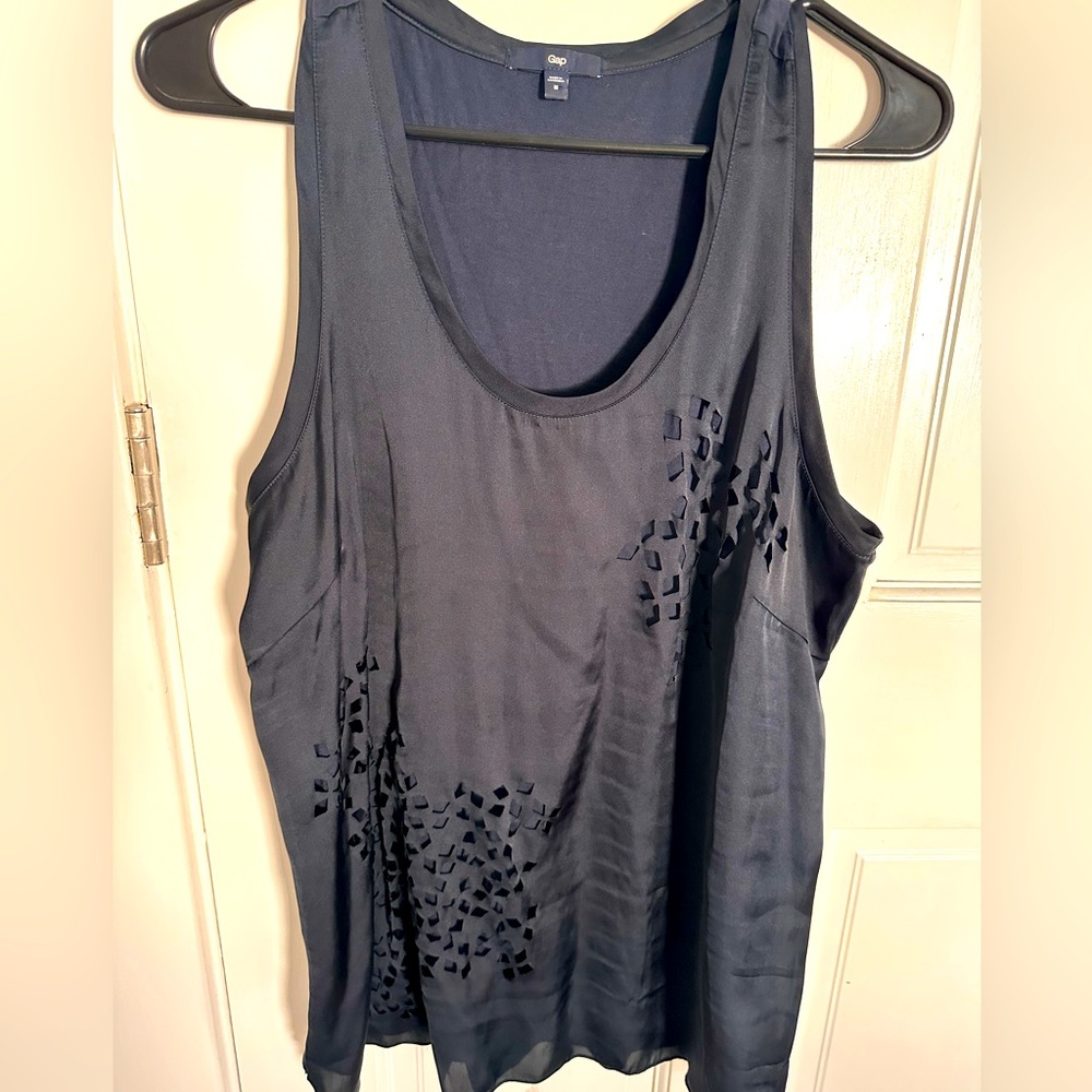 WOMEN’S GAP NAVY TANK TOP WITH CUT OUT DETAIL SIZE M